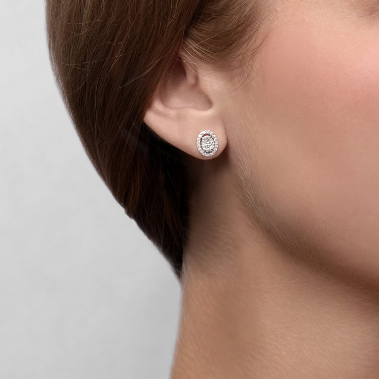 Secrets Diamond Circle Ohrschmuck aus 18 Kt Weißgold mit Diamanten, am Ohr getragen