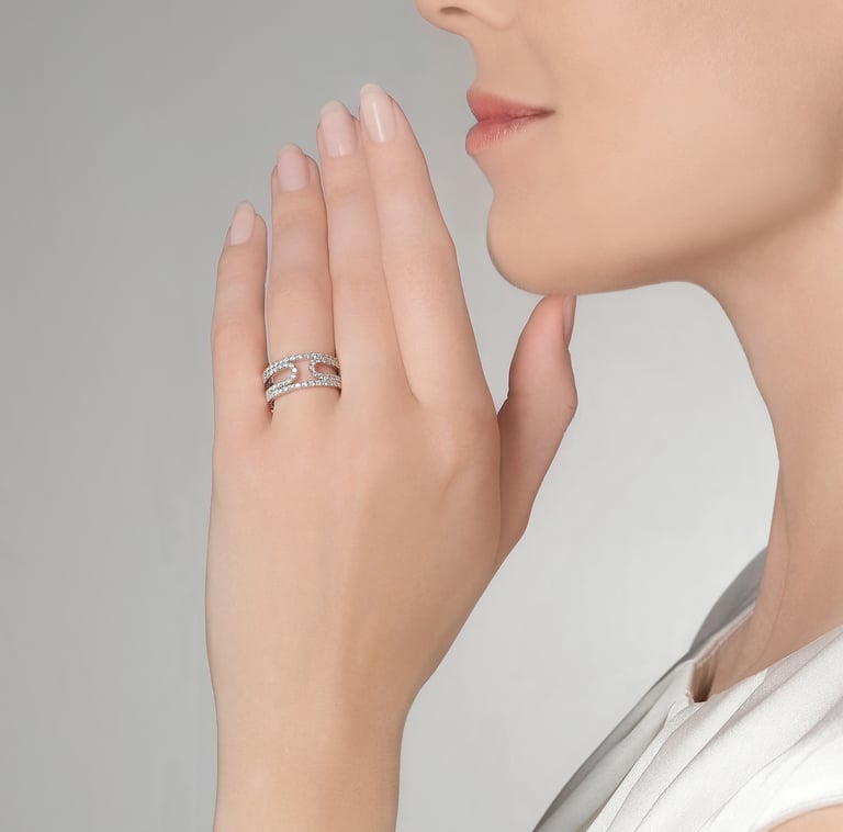 Rivière-Flow Ring aus 18 Kt Weißgold mit Diamanten, an einer Hand getragen