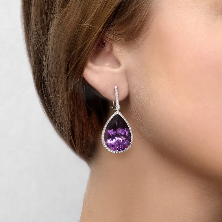 Living Stones Diamond Large Ohrschmuck aus 18 Kt Weißgold mit Diamanten und Amethyst, am Ohr getragen