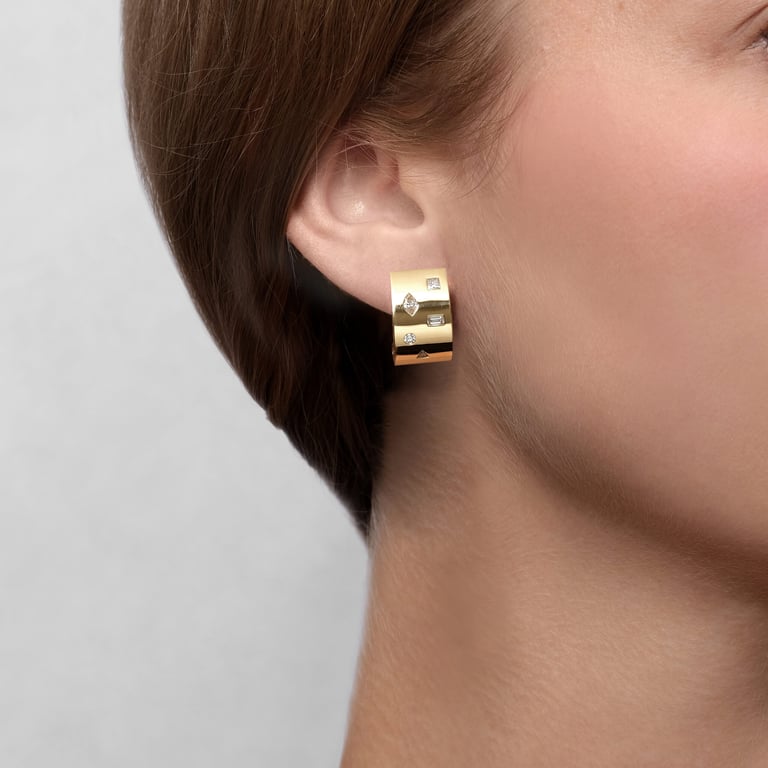 Le Grale Medium Ohrschmuck aus 18 Kt Gelbgold mit Diamanten, am Ohr getragen