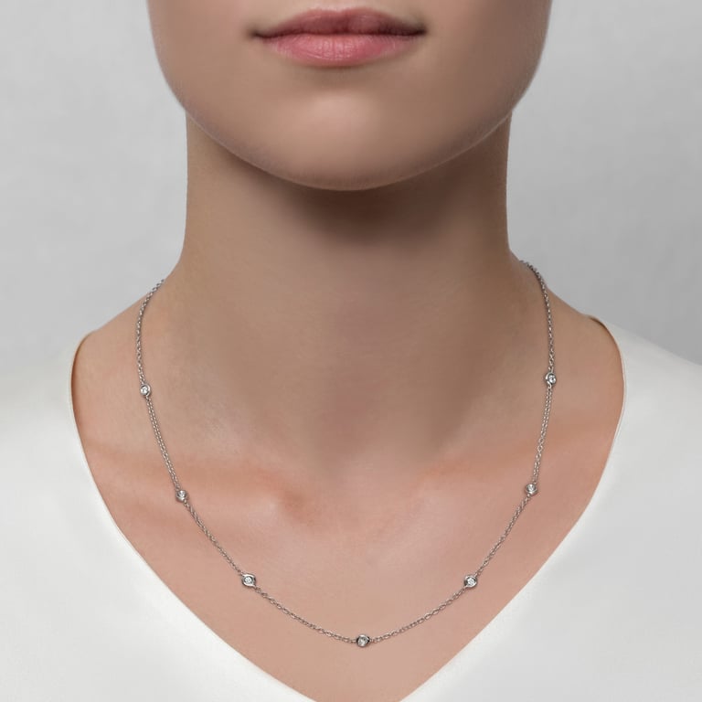 Rivière Brillant Collier aus 18 Kt Weißgold mit Diamanten, am Hals getragen