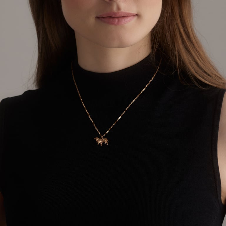 Walk my Love Halsschmuck aus 18 Kt Roségold mit Diamanten, am Hals getragen