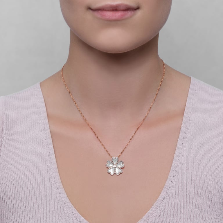 Flora Diamond Large Halsschmuck aus 18 Kt Roségold mit Diamanten und Perlmutt, am Hals getragen