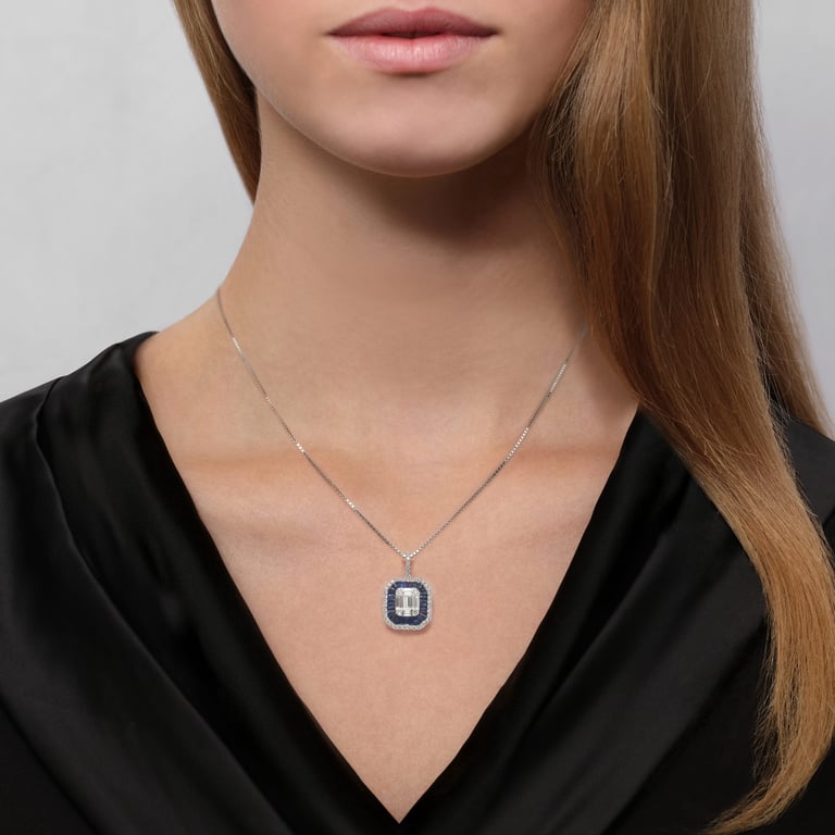 Signature Anhänger mit Kette aus 18 Kt Weißgold mit Diamanten und Saphir, am Hals getragen
