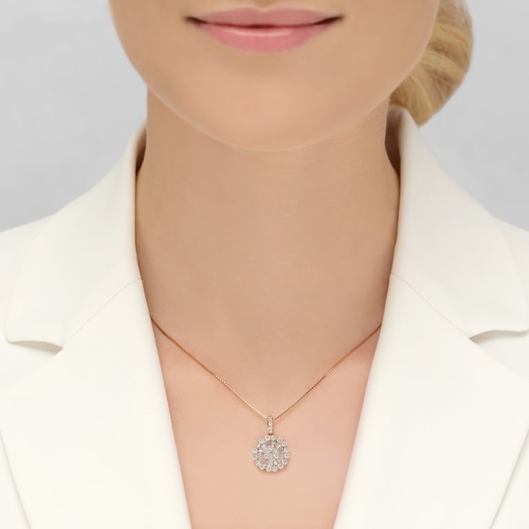 Bloom Large Halsschmuck aus 18 Kt Roségold mit Diamanten, am Hals getragen