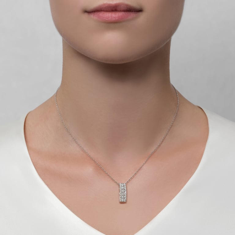 Rivière & More Special Anhänger mit Kette aus 18 Kt Weißgold mit Diamanten, am Hals getragen