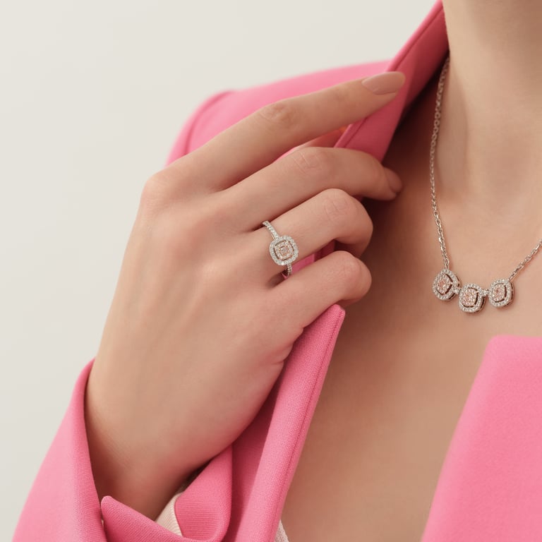 Signature Ring aus 18 Kt Weiß- und Roségold mit Diamanten, an einer Hand getragen