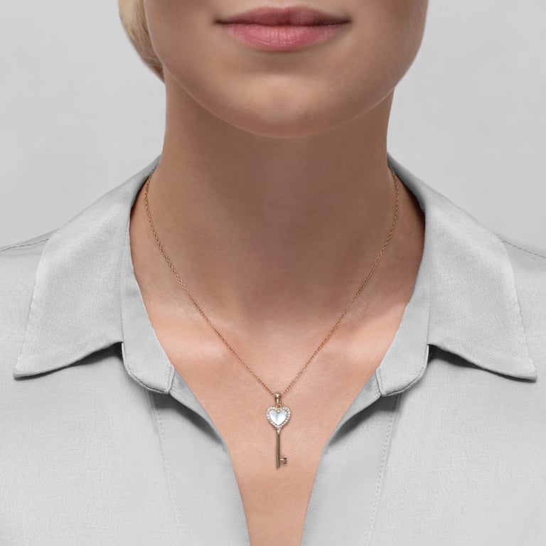 Lucky Charms Halsschmuck aus 18 Kt Roségold mit Diamanten und Perlmutt, am Hals getragen