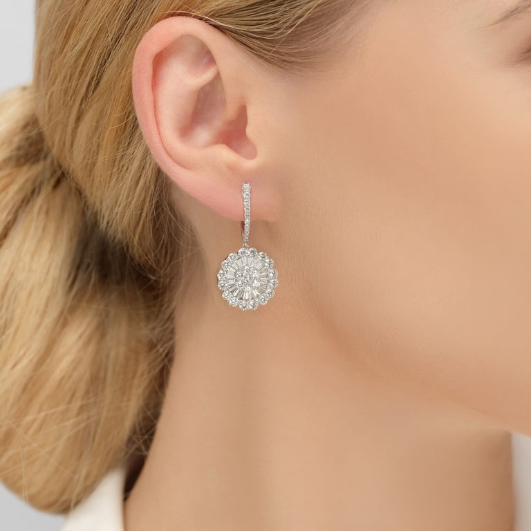 Bloom Large Ohrschmuck aus 18 Kt Weißgold mit Diamanten, am Ohr getragen