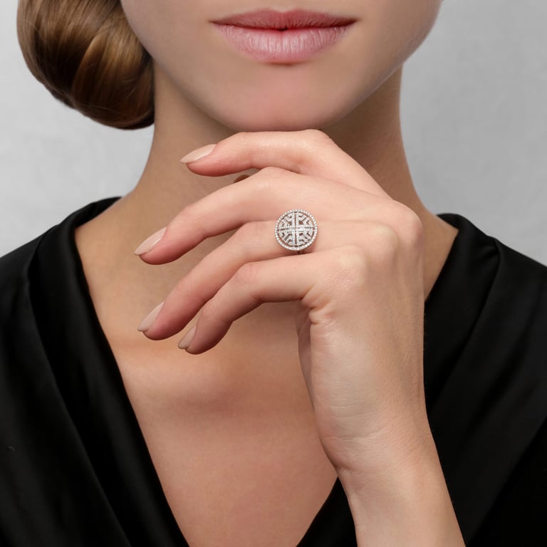 Century Ring aus 18 Kt Weißgold mit Diamanten, an einer Hand getragen