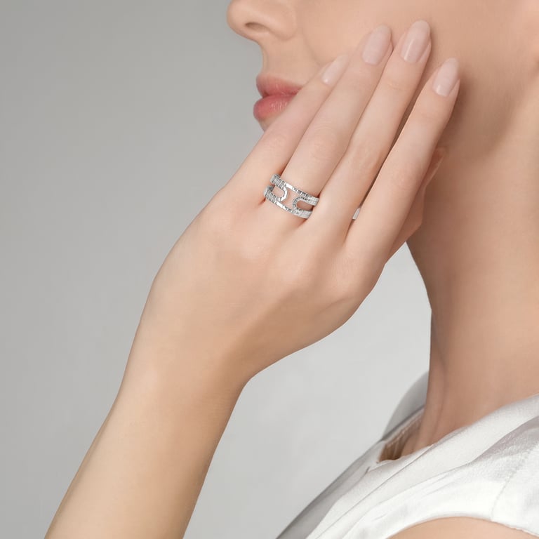 Rivière-Flow Ring aus 18 Kt Weißgold, an einer Hand getragen