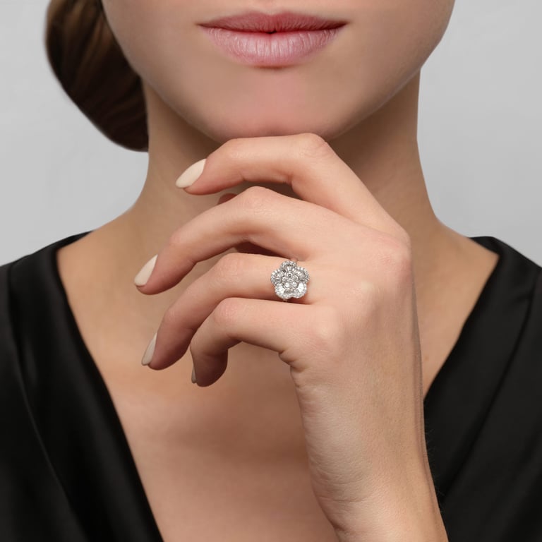 Flora Diamond Special Ring aus 18 Kt Weißgold mit Diamanten, an einer Hand getragen