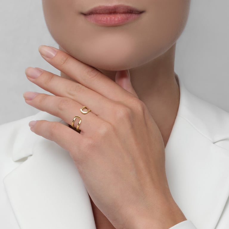 Rivière-Flow Ring aus 18 Kt Gelbgold, an einer Hand getragen