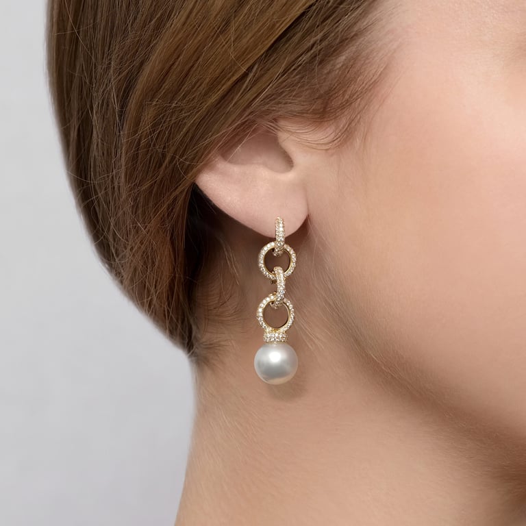 Pearls & More Ohrschmuck aus 18 Kt Gelbgold mit Perle und Diamanten, am Ohr getragen