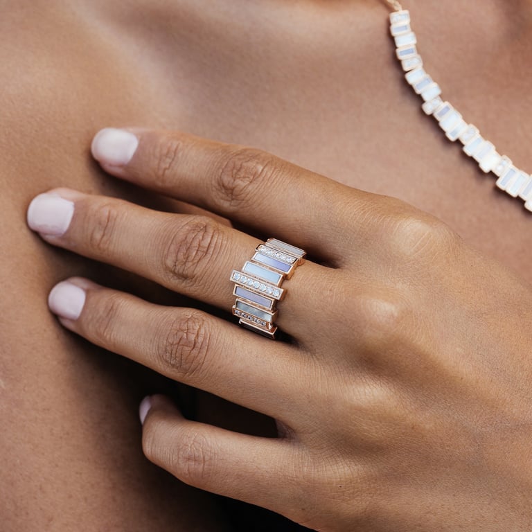 Seaside Ring aus 18 Kt Roségold mit Diamanten und Perlmutt, an einer Hand getragen