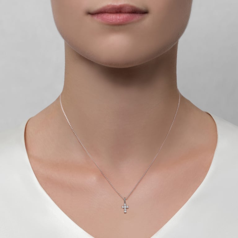 Kreuz aus 18 Kt Weißgold mit Diamanten, am Hals getragen