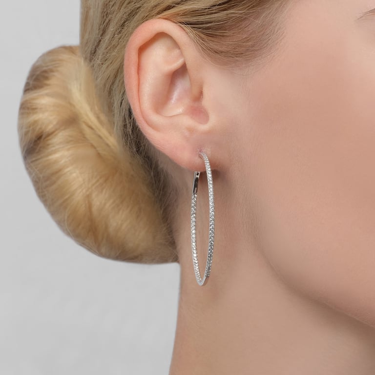 Rivière Brillant Creolen aus 18 Kt Weißgold mit Diamanten, am Ohr getragen