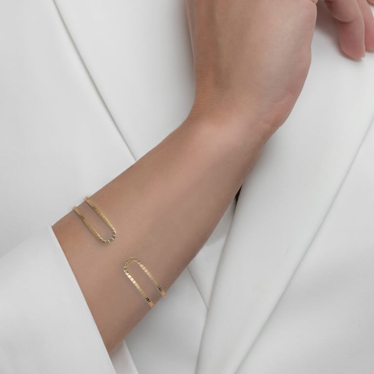 Rivière-Flow Armspange aus 18 Kt Gelbgold, am Handgelenk getragen