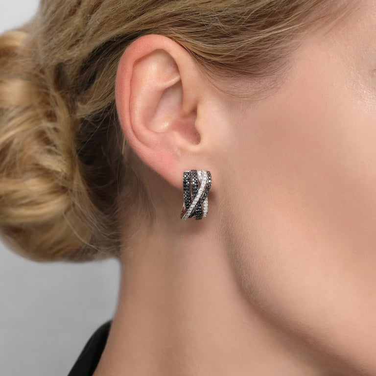 Looping Black & White Ohrschmuck aus 18 Kt Weißgold mit Diamanten, am Ohr getragen