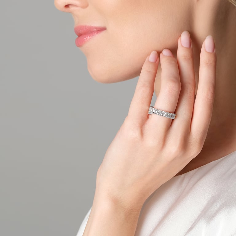 Rivière Emerald Ring aus 18 Kt Weißgold mit Diamanten, an einer Hand getragen
