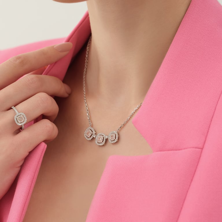 Signature Collier aus 18 Kt Weiß- und Roségold mit Diamanten, am Hals getragen