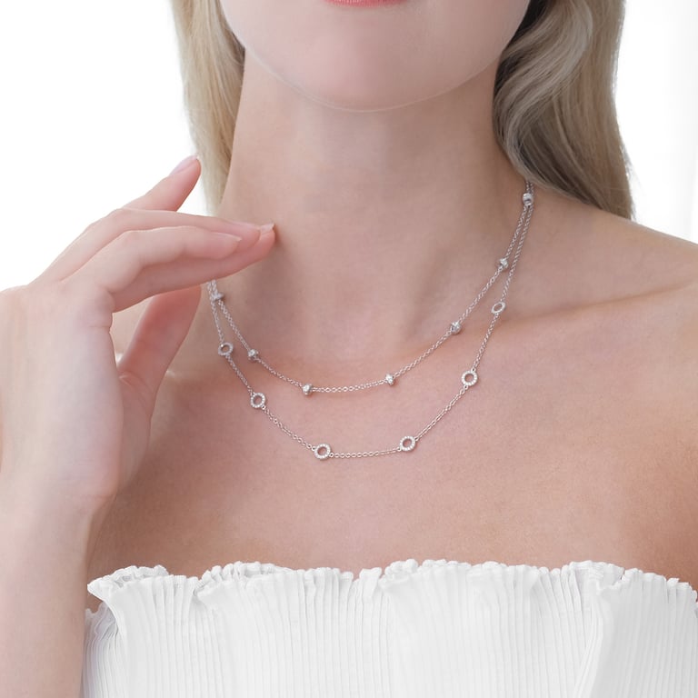 Signature Collier aus 18 Kt Weißgold mit Diamanten, am Hals getragen