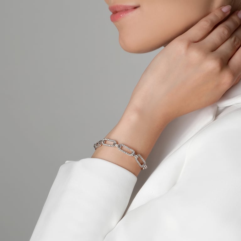 Cee Armschmuck aus 18 Kt Weißgold mit Diamanten, am Handgelenk getragen