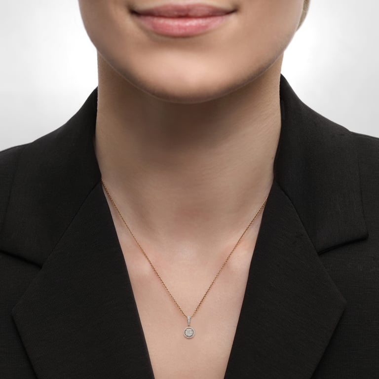 Secrets Diamond Circle Anhänger mit Kette aus 18 Kt Roségold mit Diamanten, am Hals getragen