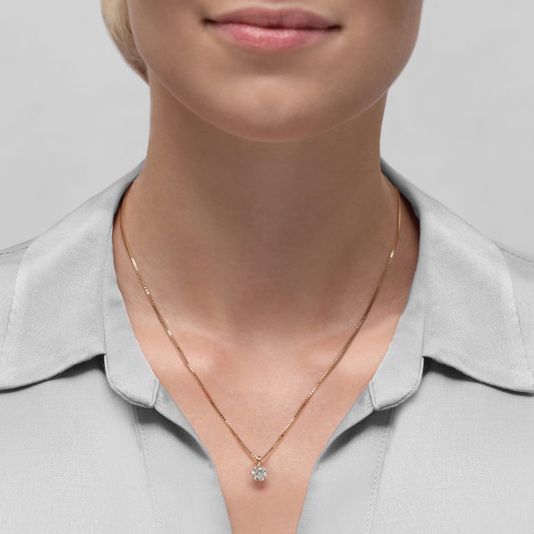 Solitaire No 6 Shorty aus 18 Kt Roségold mit Diamant, am Hals getragen