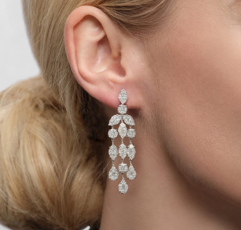 Secrets Glory Ohrschmuck aus 18 Kt Weißgold mit Diamanten, am Ohr getragen