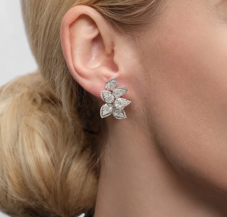 Secrets Glory Ohrschmuck aus 18 Kt Weißgold mit Diamanten, am Ohr getragen