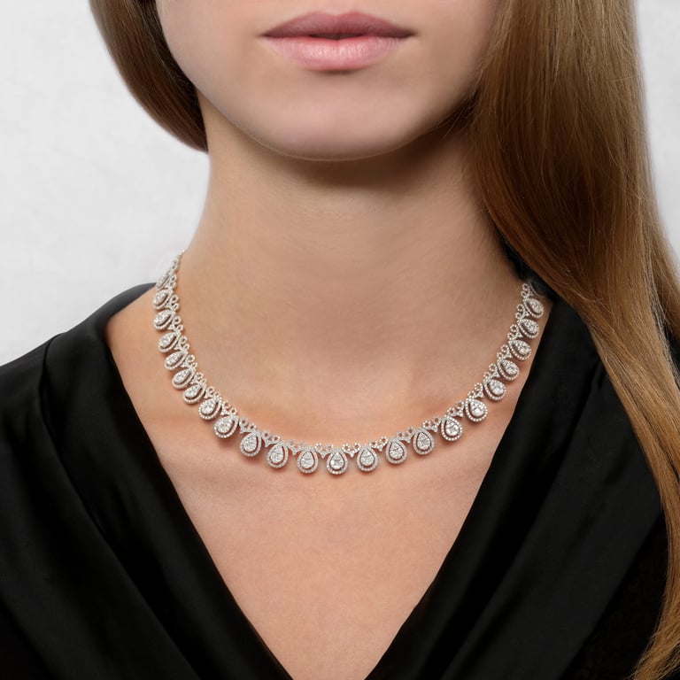 Secrets Glory Collier aus 18 Kt Weißgold mit Diamanten, am Hals getragen