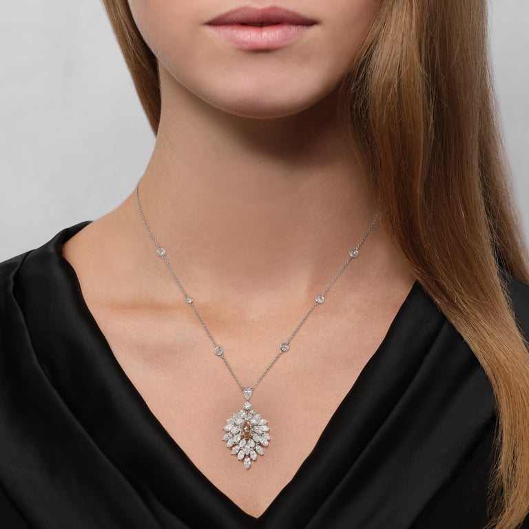 Masterpiece Shorty aus 18 Kt Weißgold mit Diamanten, am Hals getragen