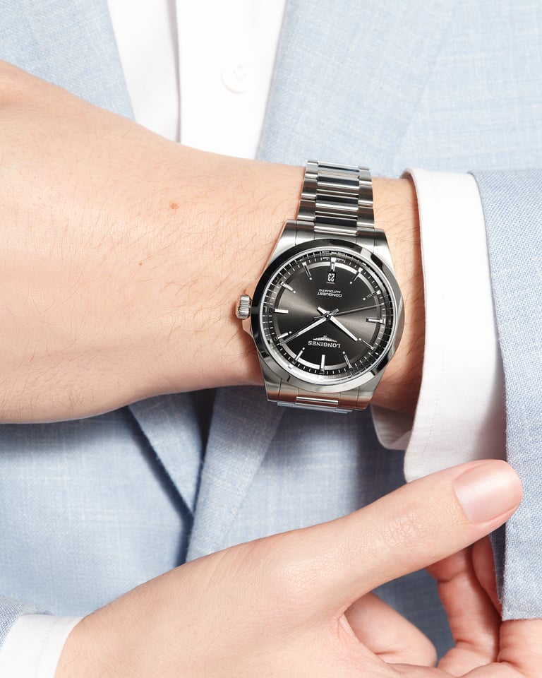 Longines, Conquest 2023 Armbanduhr aus Stahl, Referenz L3.830.4.52.6, Produktaufnahme