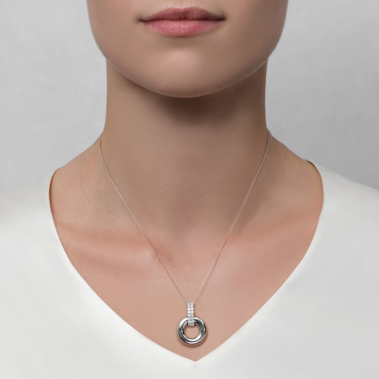Carmen Circle Halsschmuck aus 18 Kt Weißgold mit Diamanten, am Hals getragen