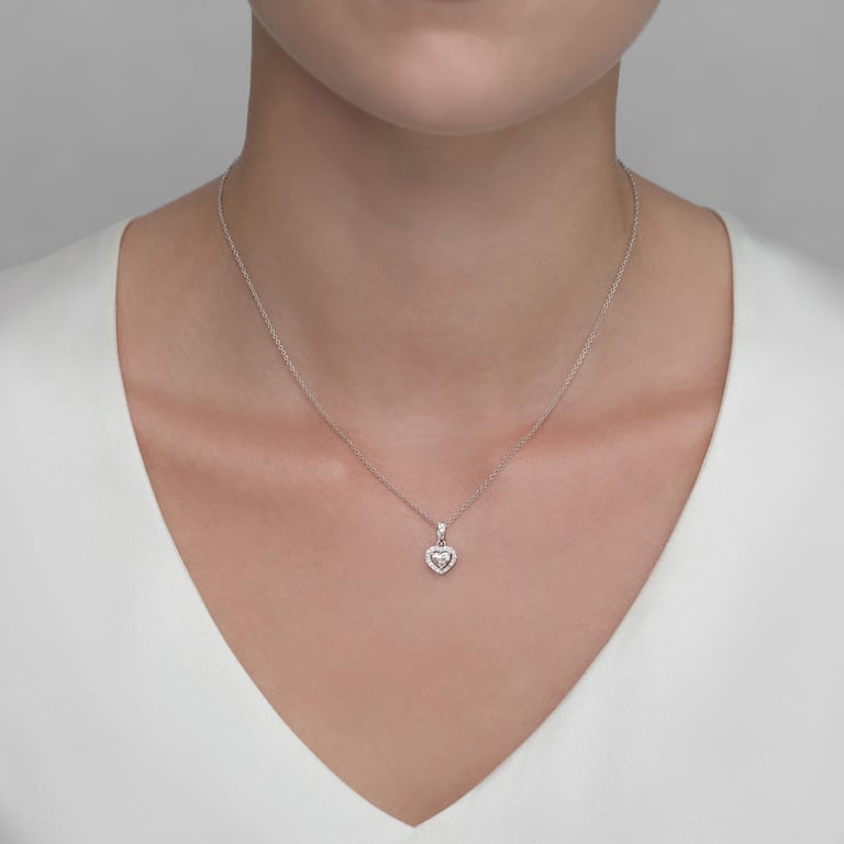 Aura Classic Anhänger mit Kette aus 18 Kt Weißgold mit Diamanten, am Hals getragen