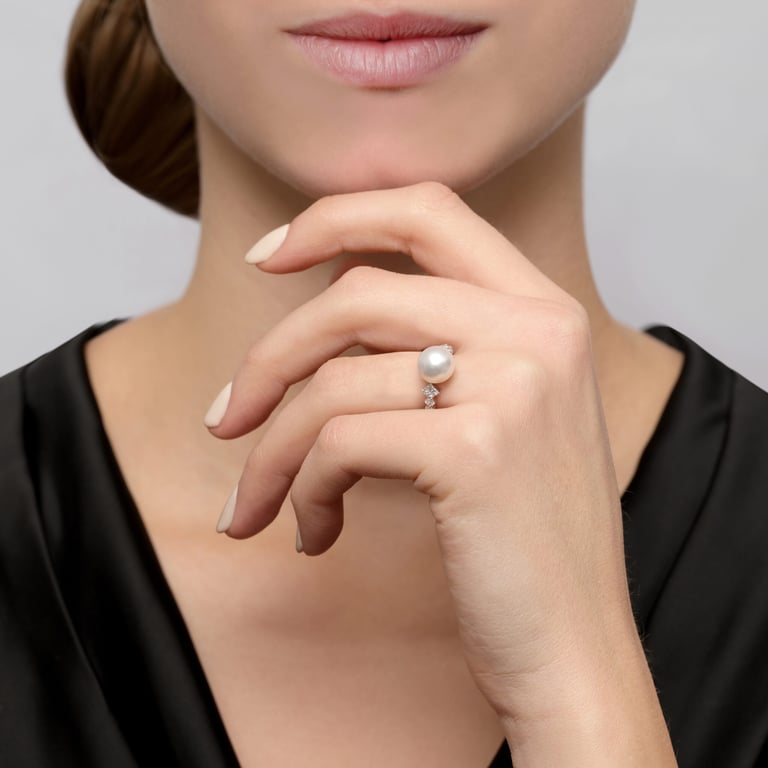 Pearls & More Ring aus 18 Kt Weißgold mit Perle und Diamanten, an einer Hand getragen