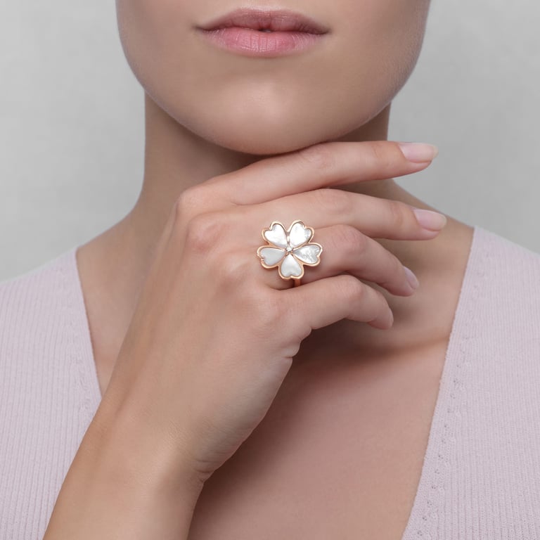 Flora Classic Large Ring aus 18 Kt Roségold mit Diamant und Perlmutt, an einer Hand getragen