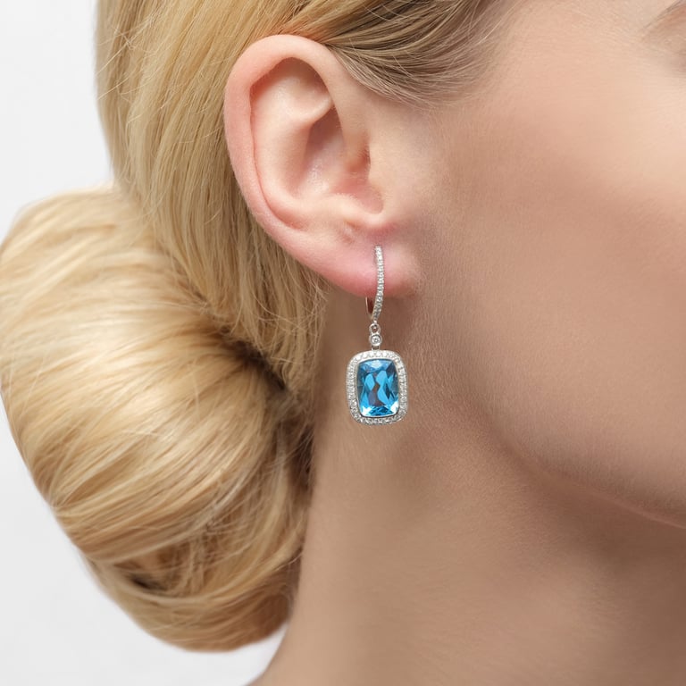 Jolie Cushion Ohrschmuck aus 18 Kt Weißgold mit Diamanten und Topas, am Ohr getragen