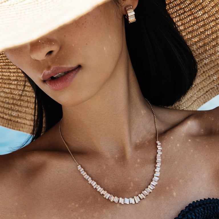 Seaside Collier aus 18 Kt Roségold mit Diamanten und Perlmutt, am Hals getragen