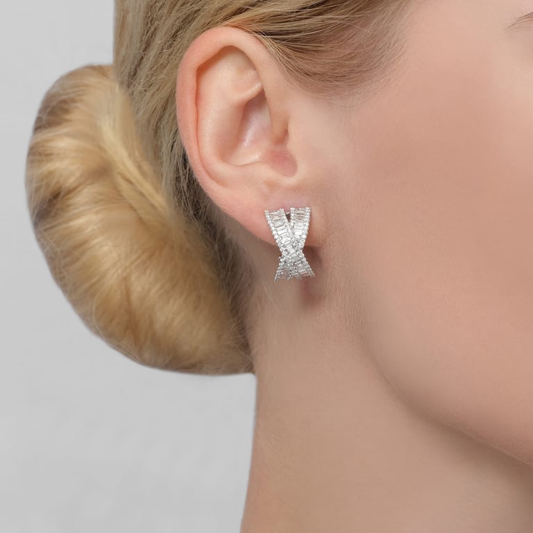 Rivière & More Special Ohrschmuck aus 18 Kt Weißgold mit Diamanten, am Ohr getragen