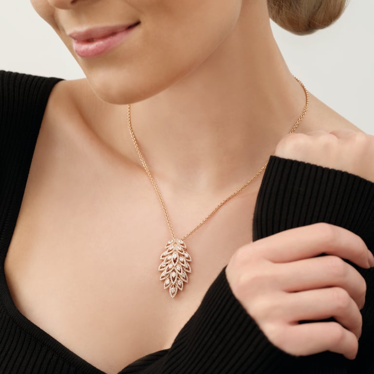 Signature Anhänger mit Kette aus 18 Kt Roségold mit Diamanten, am Hals getragen