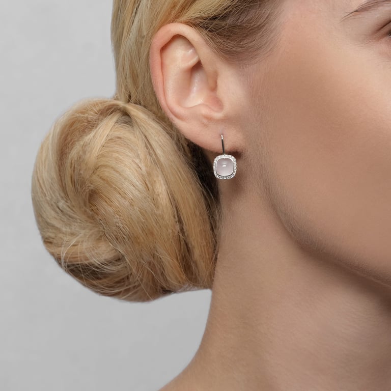 Balou Cushion Ohrschmuck aus 18 Kt Weißgold mit Diamanten und Rosenquarz, am Ohr getragen