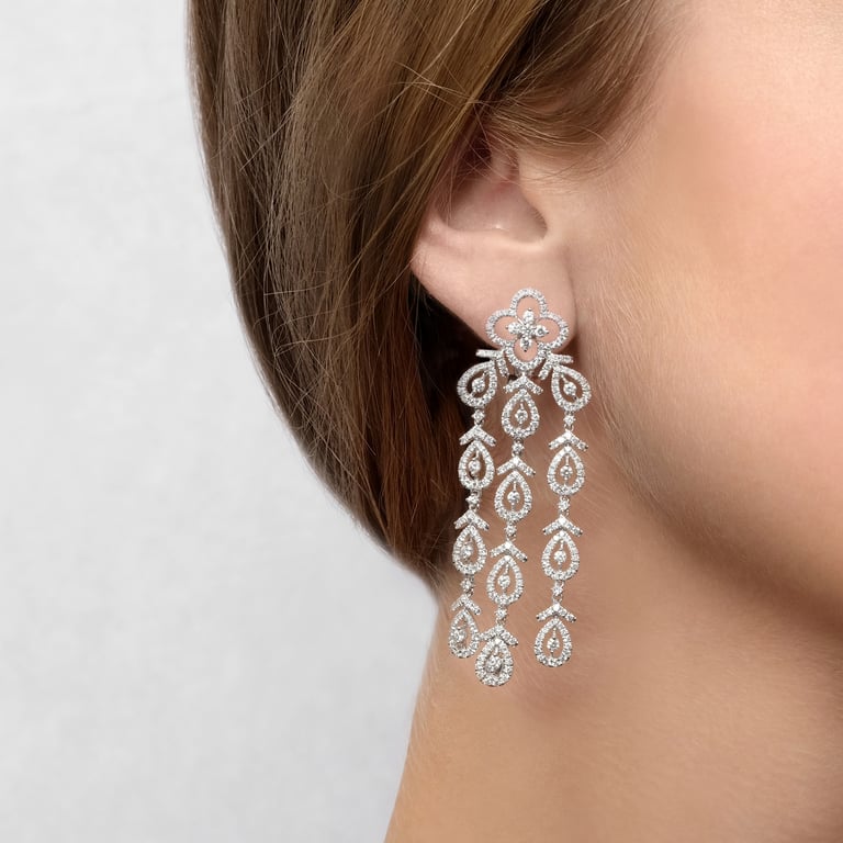 Signature Ohrclips aus 18 Kt Weißgold mit Diamanten, am Ohr getragen