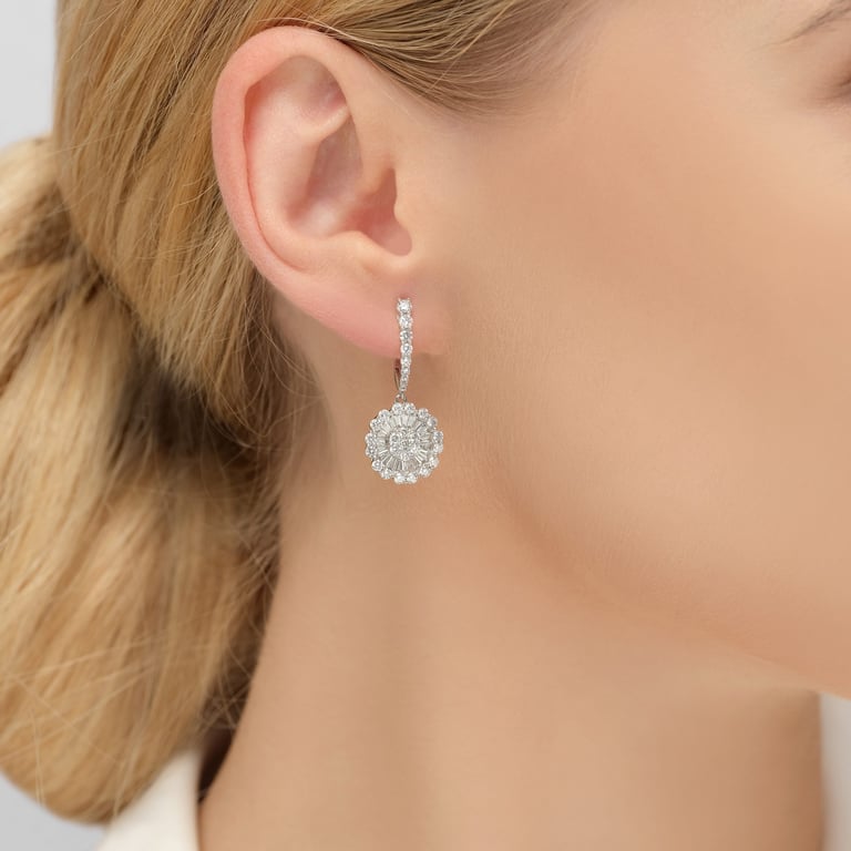 Bloom Medium Ohrschmuck aus 18 Kt Weißgold mit Diamanten, am Ohr getragen