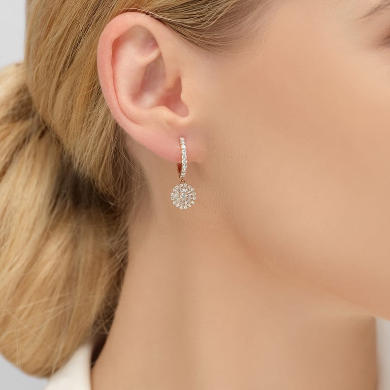Bloom X-Small Ohrgehänge aus 18 Kt Roségold mit Diamanten, am Ohr getragen