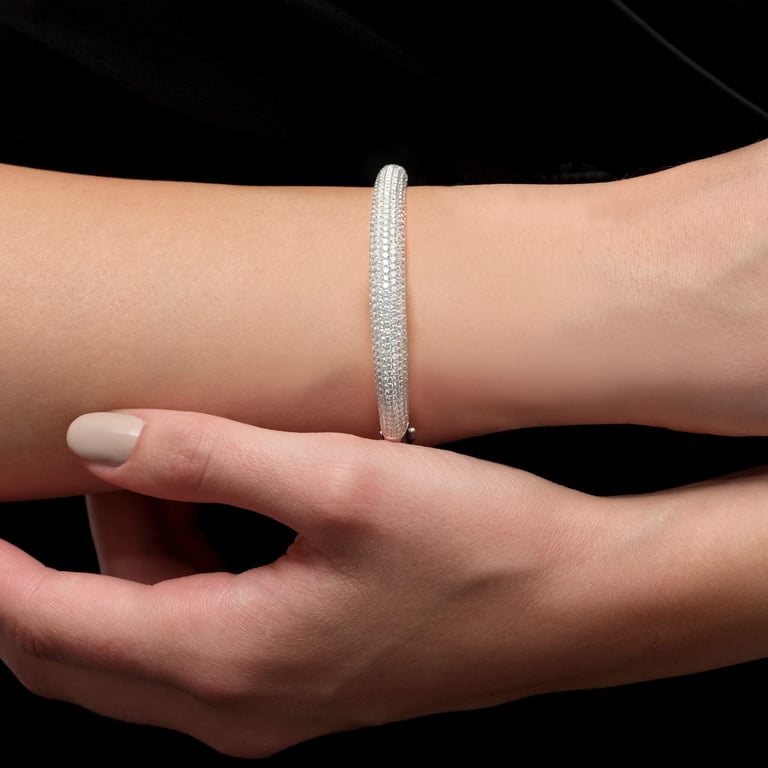 Starlight Classic Armreif aus 18 Kt Weißgold mit Diamanten, am Handgelenk getragen