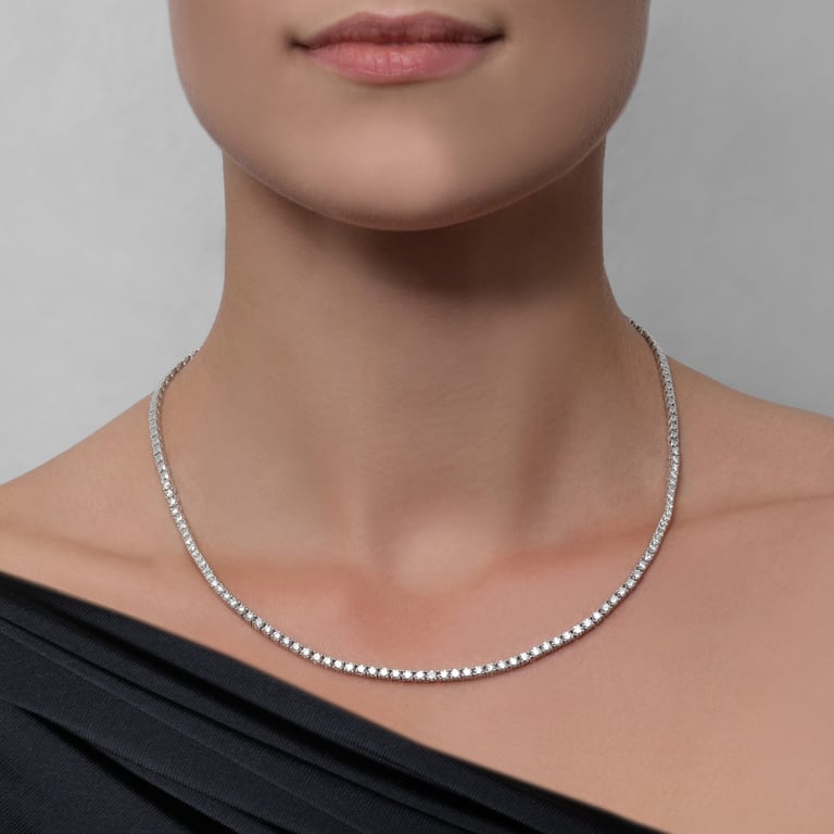 Rivière Brillant Collier aus 18 Kt Weißgold mit Diamanten, am Hals getragen