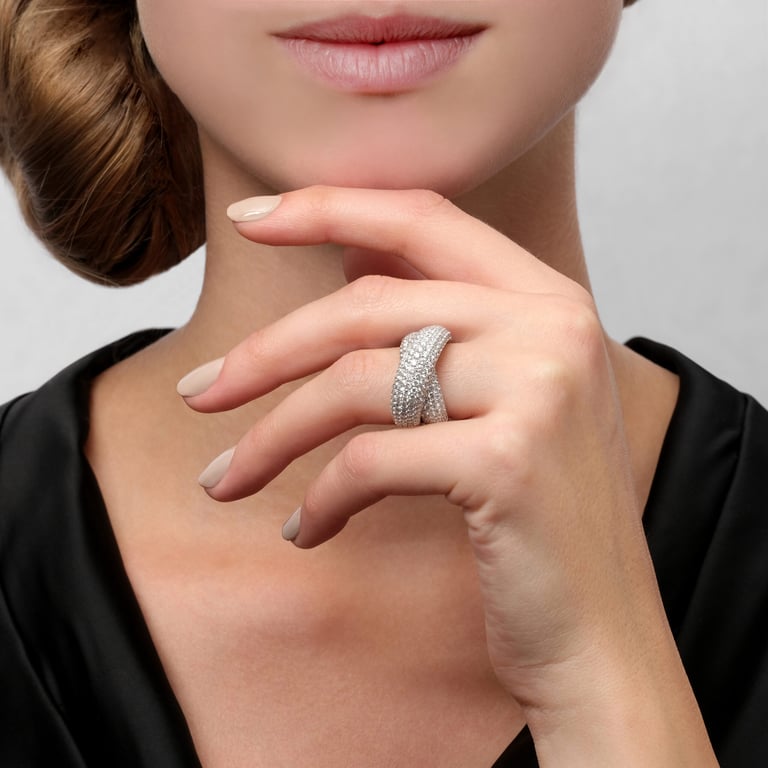 Starlight Two Ring aus 18 Kt Weißgold mit Diamanten, an einer Hand getragen