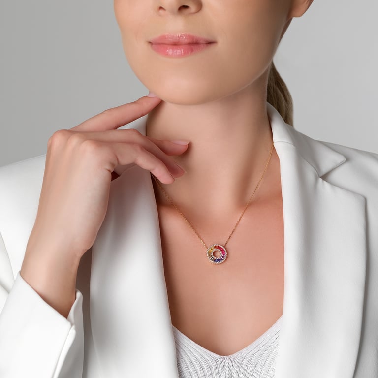 Rivière Rainbow Collier aus 18 Kt Roségold mit Diamanten und Saphir, am Hals getragen